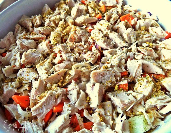 Сверху курица и приправы для курицы.