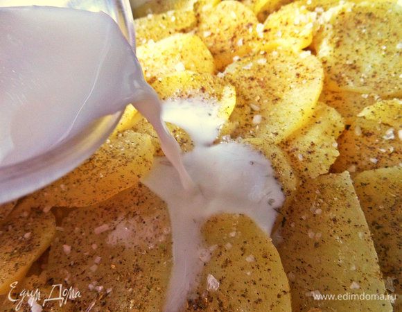 Снова картофельный слой, соль, перец и заливаем молоком.