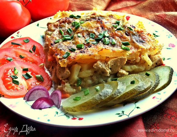 Подавать со свежей помидоркой и маринованным огурцом. Сверху посыпать зелёным луком.