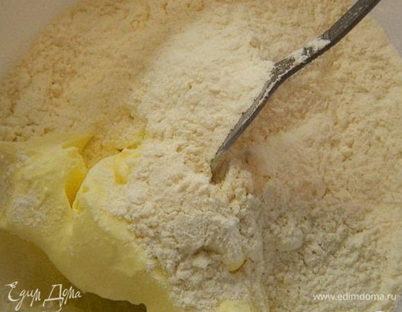 Готовим тесто №1: в миске смешать мягкое масло, яйцо, муку и воду, все перемешать.