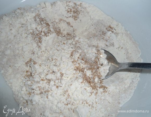 Делаем тесто для маффинов стандартным способом: смешиваем отдельно жидкие ингредиенты (яйца , молоко и масло), отдельно сухие (оба вида муки, отруби, сахар, разрыхлитель).