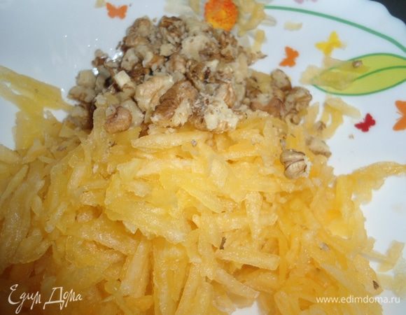 Сырую тыкву натереть на крупной терке (в ингредиентах указала уже тертую тыкву), орехи измельчить на крупные кусочки  (я побила скалкой). 