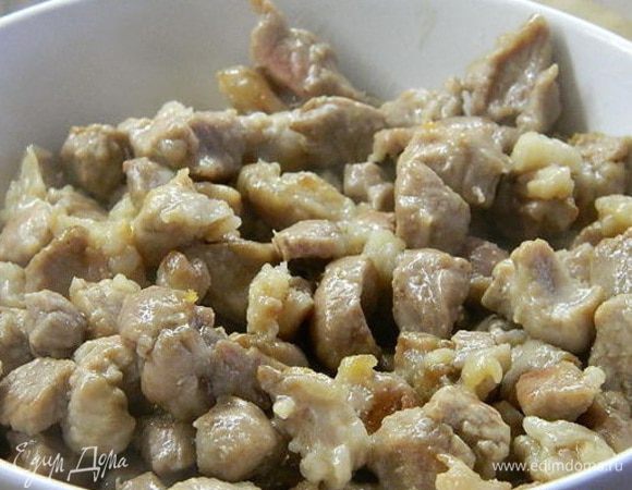 Тем временем готовим начинку: мясо порезать мелкими кубиками и обжарить на сковороде с добавлением растительного масла. Посолить и поперчить. Остудить