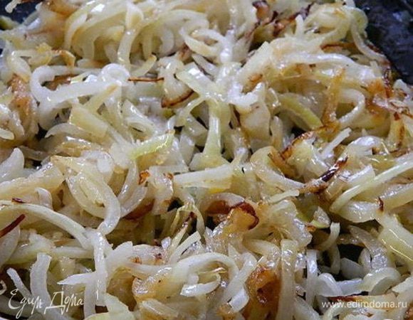 Лук почистить и порезать полукольцами, обжарить на сковороде с добавлением растительного масла до мягкости. Остудить.