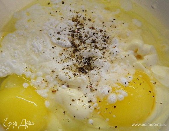 Готовим тесто №2: в миске смешать яйца, майонез, разрыхлитель, соль и перец. Перемешать и аккуратно ввести муку, чтобы не было комочков.