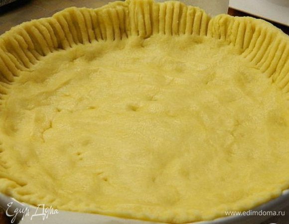 Форму для запекания смазать маслом. Выложить тесто №1 и разровнять руками, сделать бортики (диаметр моей формы 21 см).