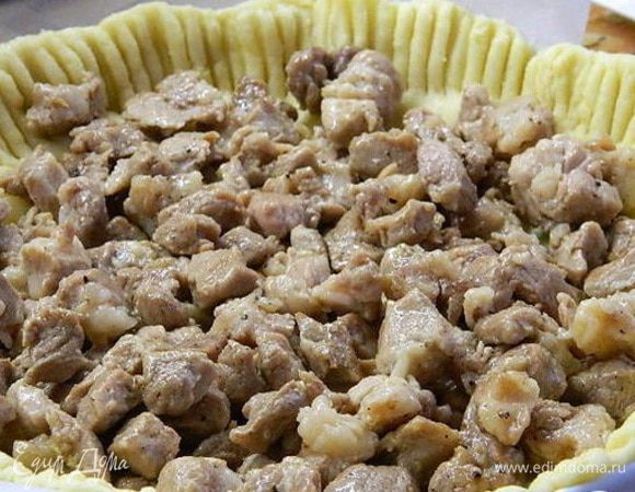 На тесто ровным слоем уложить жареное мясо.