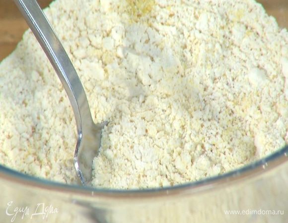 Приготовить тесто: оба вида муки перемешать с кукурузной крупой, сахаром, разрыхлителем и щепоткой соли.