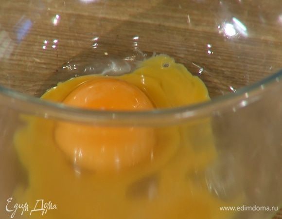 Белки двух яиц отделить от желтков.