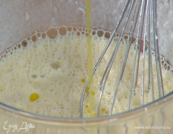 Желтки перемешать с молоком и простоквашей и взбить блендером с насадкой-венчиком, затем влить оливковое масло Extra Virgin и еще немного взбить.