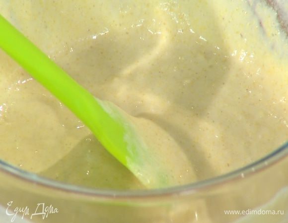 Влить молочно-желтковую смесь к муке с полентой и вымешать тесто лопаткой.