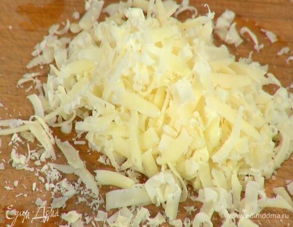 Сыр натереть на крупной терке, добавить в тесто и перемешать.