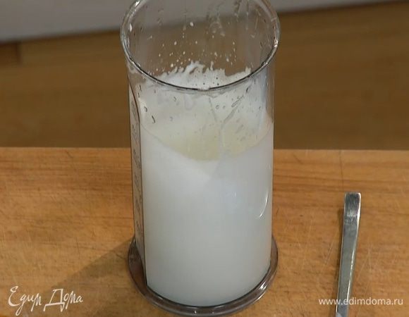 Белки взбить в пышную массу.