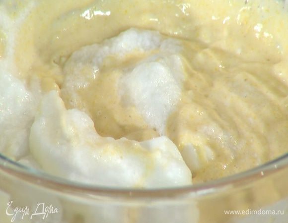 Тесто посолить, перемешать, затем порциями вмешать взбитые белки.