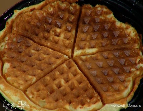 Разогреть вафельницу, смазать ее оливковым маслом и испечь вафли.
