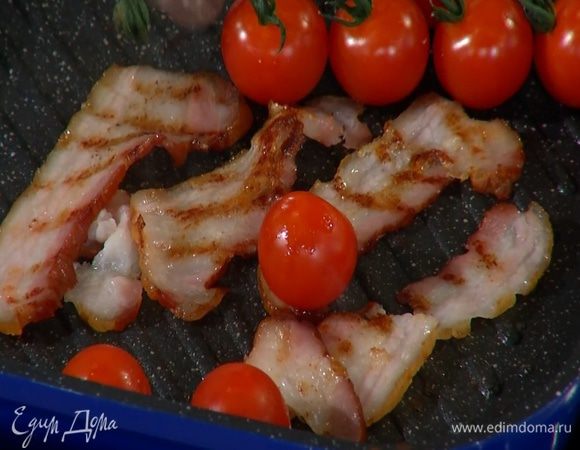 Разогреть сковороду-гриль, выложить нарезанную грудинку, помидоры вместе с веточкой и все обжарить, затем выложить на бумажное полотенце, чтобы удалить излишки жира.