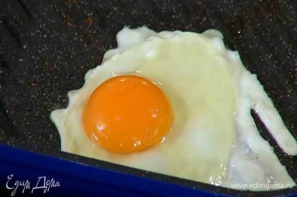 Сковороду, где жарилась грудинка, слегка смазать маслом, разбить оставшееся яйцо, посолить и поджарить глазунью.