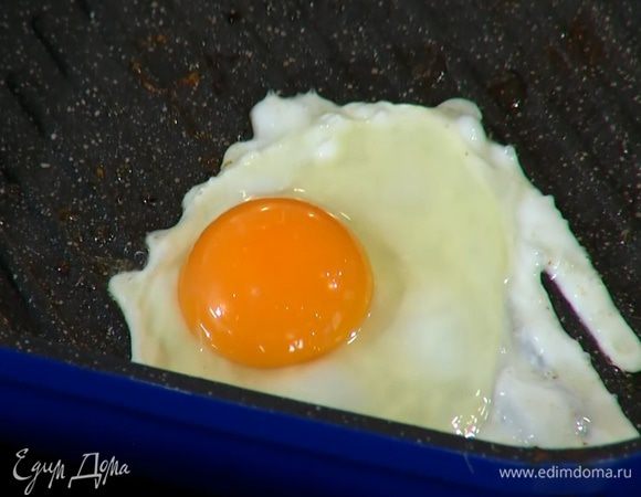 Сковороду, где жарилась грудинка, слегка смазать маслом, разбить оставшееся яйцо, посолить и поджарить глазунью.