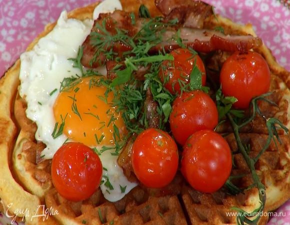 Укроп и петрушку мелко порубить и посыпать вафли.