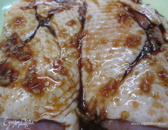 Приготовим маринад, натрем этой смесью утиные грудки и оставим на 6-8 часов.