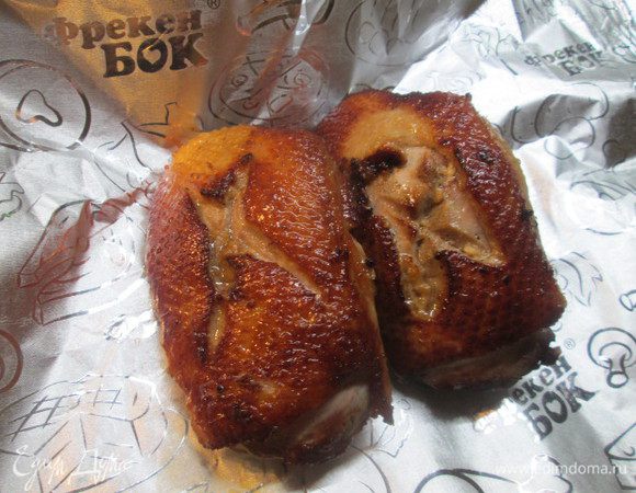 Кладем обжаренные грудки на фольгу, заворачиваем и оставляем на 30 минут.