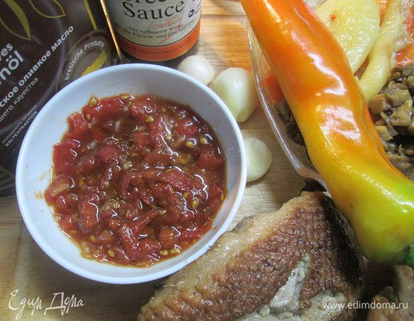 Из запеченных томатов, соевого соуса, чеснока, оливкового масла и вустерширского соуса приготовим заправку.