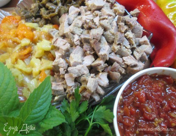 Кубиками нарезаем запеченные баклажаны, перец и утку. Мелко режем лук-шалот.