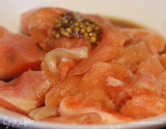 На минут 10-15 маринуем рыбку (у меня кусочки форели) и заворачиваем в фольгу.