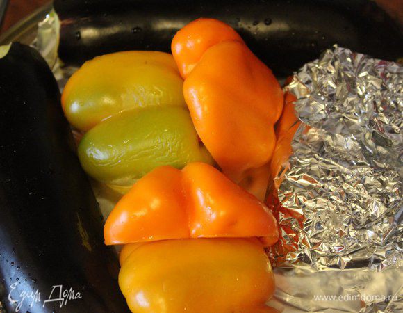 Крупный баклажан и перец разрезаем пополам и укладываем на фольгу, к ним рыбку. Ставим в предварительно разогретую духовку на 200 гр. : перец и рыбку на 25 мин, баклажаны еще потом допекаем минут 15 до мягкости.
Овощи не солим! Они потом маринуются. Я решила запечь перец тоже, так вкуснее на мой вкус. Вы можете обойтись свежим.