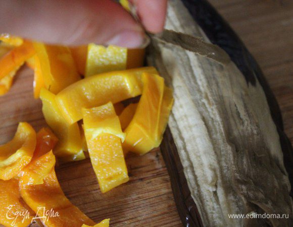 Перец режим на кусочки, баклажан очищаем от кожуры (это очень легко, достаточно пальчиками ее потянуть) и нарезаем кубиками.
