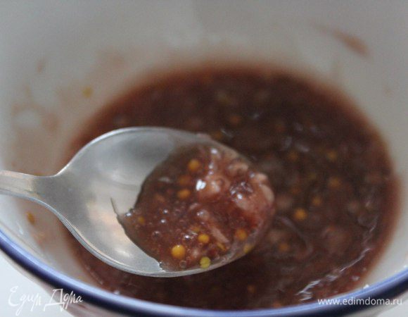 Пока овощи остывают, делаем маринад, перемешав все ингредиенты до однородного состояния.