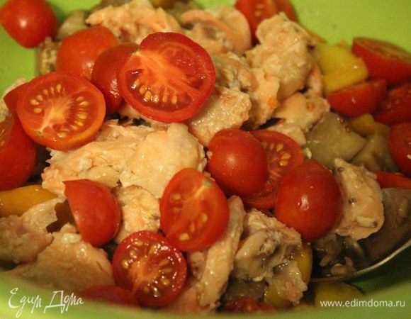 Вот почти и финиш! Добавляем к маринованным овощам кусочки рыбки, порезанные помидоры, салат, чуть соли и аккуратно чистыми руками перемешиваем.