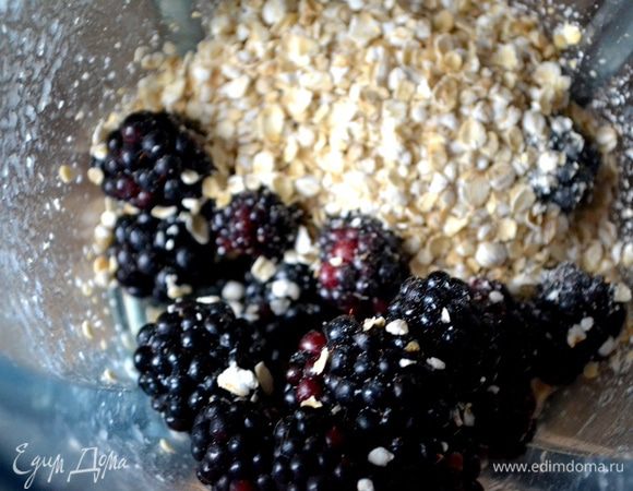 В чашу блендера кладем ежевику, хлопья и йогурт. Взбиваем.
