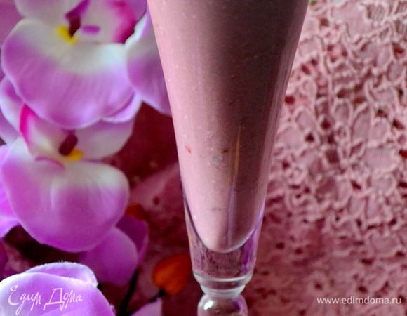 Разливаем смузи по стаканам и пьем с удовольствием!
