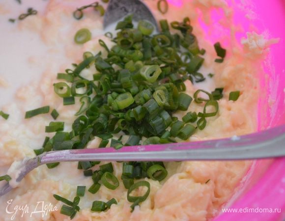 В готовое тесто рубим зеленые перья лучка.