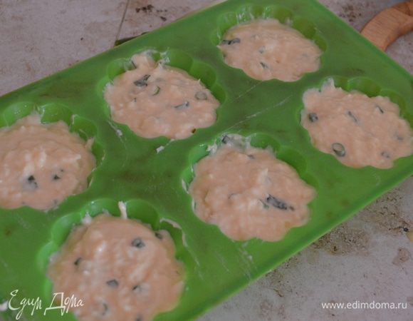 Раскладываем тесто в форму (оставляем немного неполную форму, т.к. кексы хорошо будут подыматься).