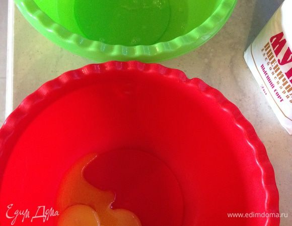 Отделить белки от желтков.