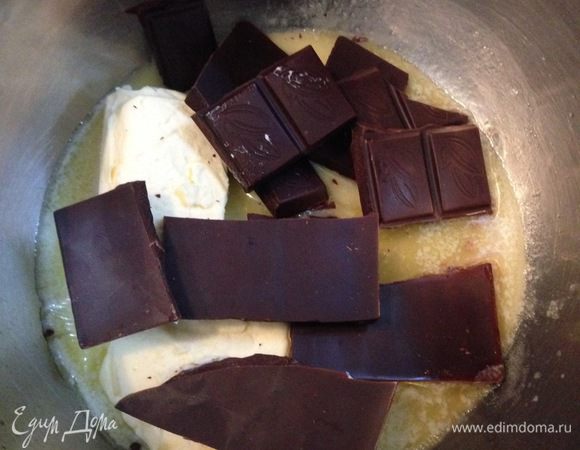 Растапливаем на водяной бане шоколад с маслом и перемешиваем до однородности.