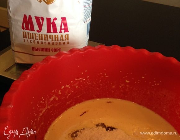 Вливаем шоколад во взбитые желтки и добавляем муку "Аладушкин".