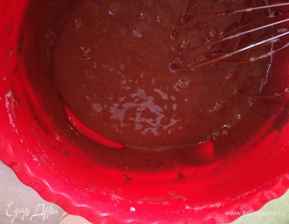 Добавляем взбитые белки к тесту и аккуратно перемешиваем.