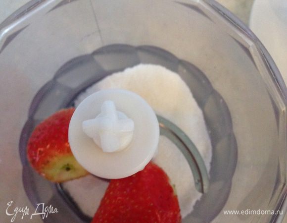 Соус.
В блендере измельчаем клубнику с фруктозой.