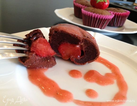 Теплые кексы поливаем холодным соусом и сразу же подаем ароматнейший десерт к столу!