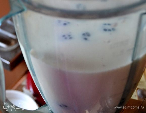 Все продукты складываем в чашу блендера, наливаем молоко, взбиваем