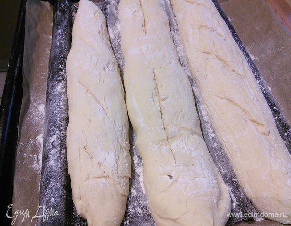 Сделать надрезы, выпекать при 250°С в заранее разогретой духовке около 25 минут с большим количеством пара. Так было в оригинальном рецепте. Мои багеты при выпекании в этих условиях подрумянились сверху, а с низу и по бокам остались бледноватыми, естественно и середина не допеклась. Поэтому рекомендую выпекать при 230°С, увеличив время. Ну и тест на сухую палочку! 