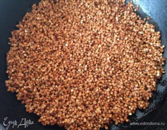 Промытую гречку высыпать на смазанный маслом противень (сковороду).