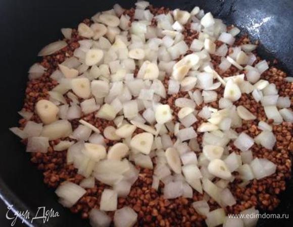 Сверху посыпать мелко нарезанными луком и чесноком.