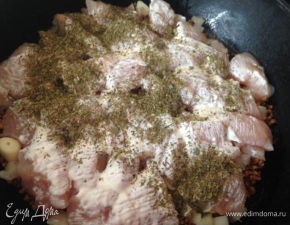 Выложить кусочки курицы, смазать сметаной и посыпать приправой хмели-сунели.