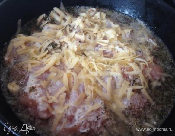 Залить 1 стаканом горячей соленой воды, присыпать тертым сыром.