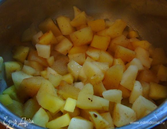 Сложить в сотейник с толстым дном, добавить корицу и 1 ст.л. воды, на медленном огне довести до мягкости.