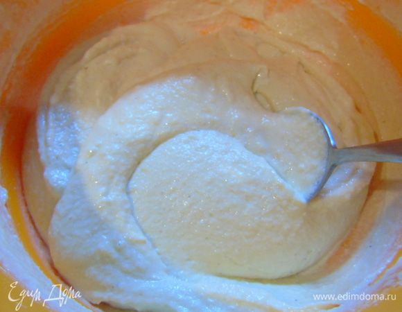 Добавить яблочное пюре, крахмал и манную крупу. Перемешать блендером до однородности. Тесто будет довольно мягким, но при этом хорошо держаться на ложке.